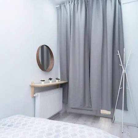 New Spacious At Superb Location 아파트 *